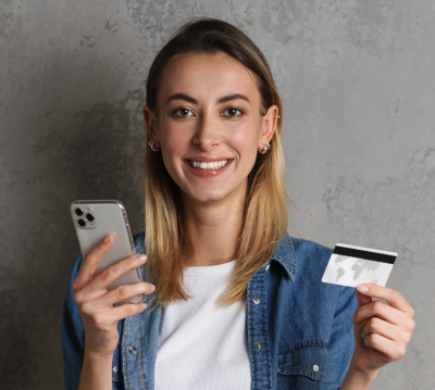 Cliente souriante avec sa carte Veritas